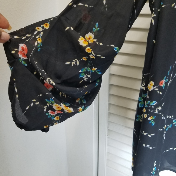 Large  black  cold shoulder  top - Picture 4 of 6